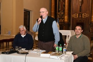 El padre Jorge Montini, acompañado por Gustavo Tibaldo y Carlos Borra, durante la presentación de la obra literaria. Manuel Fabatía