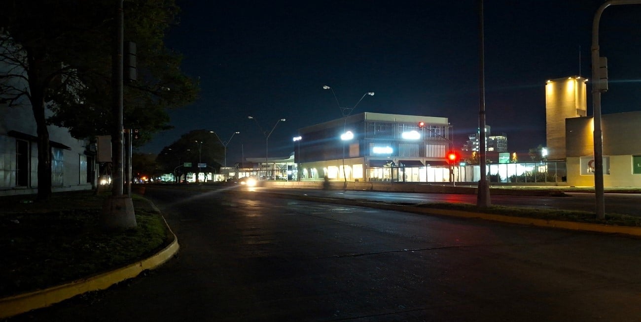 Sin luz ni semáforos en avenida Alem y calle Marcial Candioti