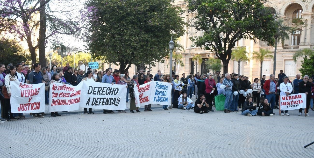 Manifestación contra “falsas denuncias” en la Plaza de Mayo de la ciudad de Santa Fe