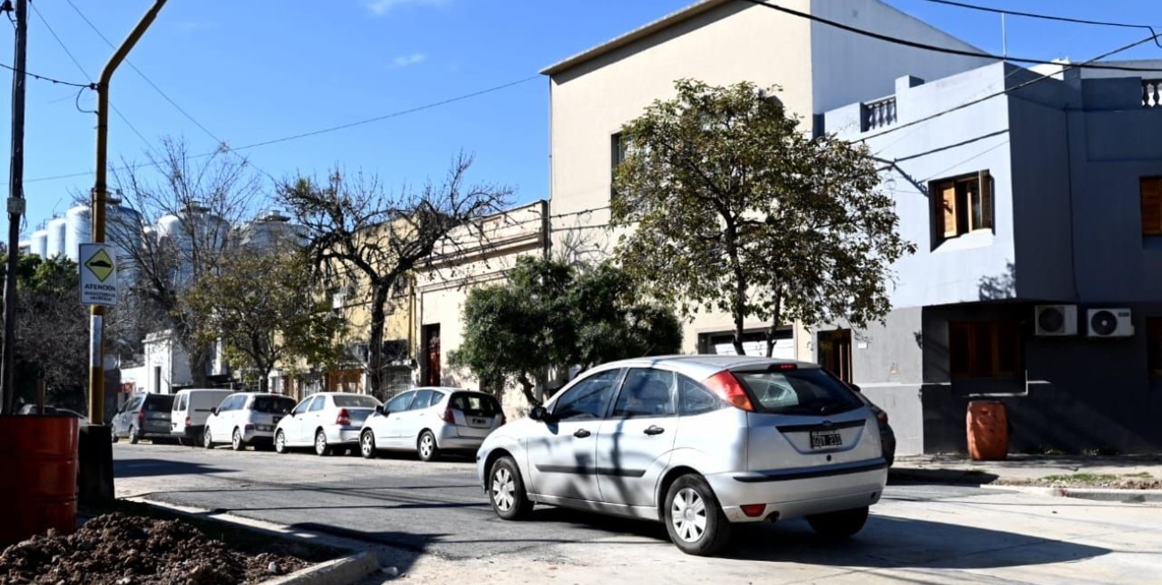Habilitaron el tránsito en la esquina de Alberdi y Calchines tras reparar el badén