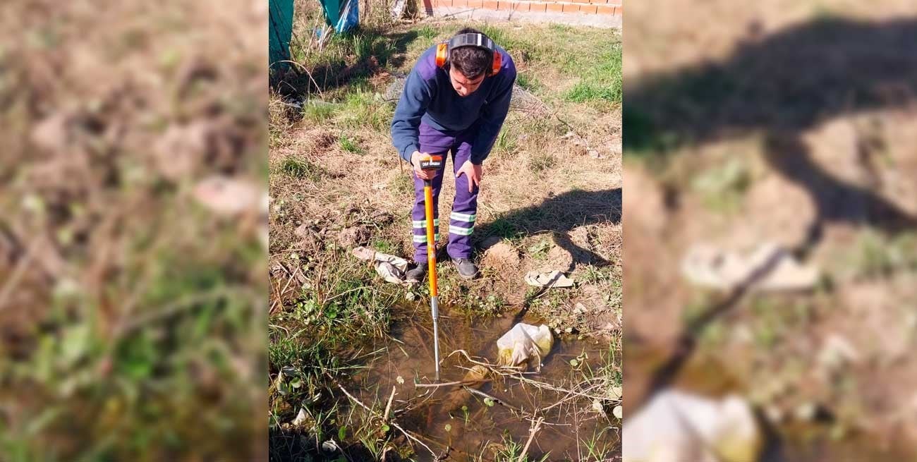 Cómo son las tareas para buscar pérdidas “invisibles” en la red de agua de barrios de Santa Fe