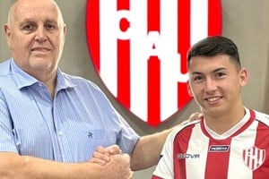 Spahn junto a la "joya de la abuela" que tiene Unión y que, en Rosario, pareció despedirse del hincha de Unión. Crédito: Unión
