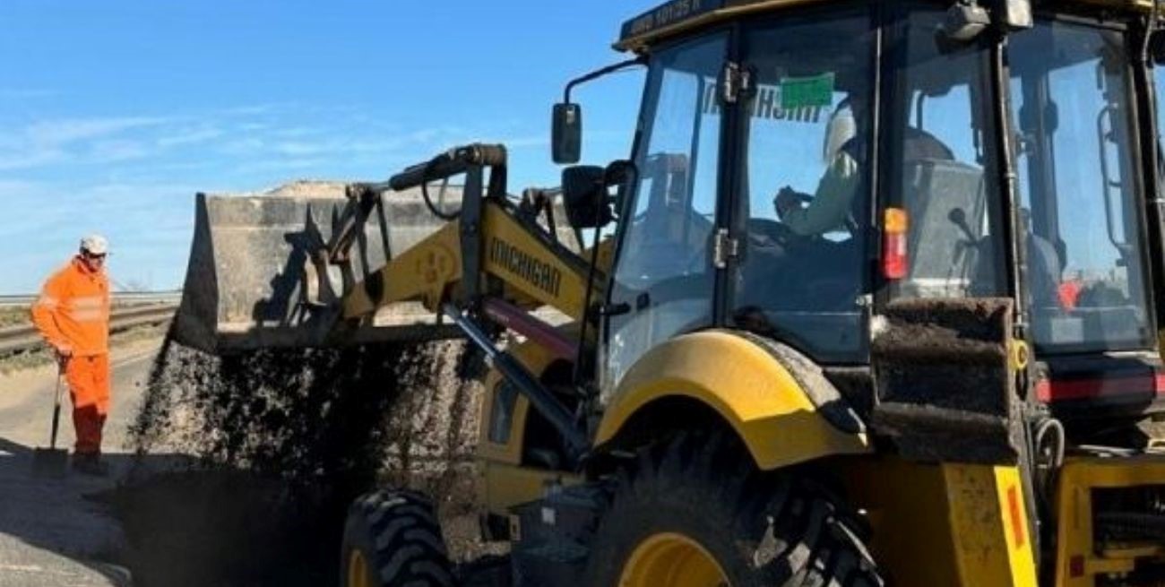 El presidente comunal electo de Zavalla tapó pozos en la ruta 33 con máquinas propias