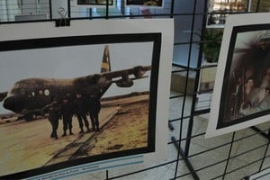 Imágenes de la Guerra de Malvinas, que son parte de la muestra. Foto: Luis Cetraro