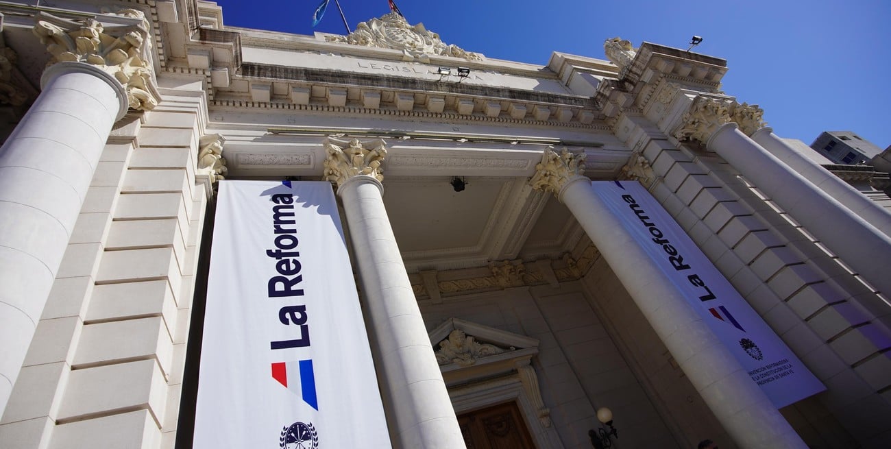 Convencionales y autoridades juran la nueva Constitución de Santa Fe