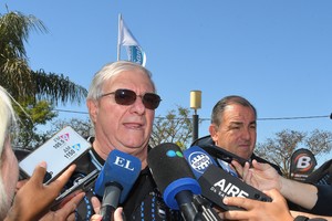 Mario Moccia recorriendo la Costanera Este junto al intendente Juan Pablo Poletti. El presidente del COA siguió de cerca las competencias de triatlón y canotaje en la Setúbal.