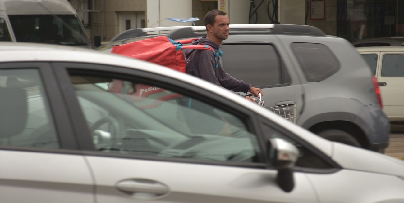 Jóvenes y hombres: quiénes reparten en las apps de delivery en Santa Fe