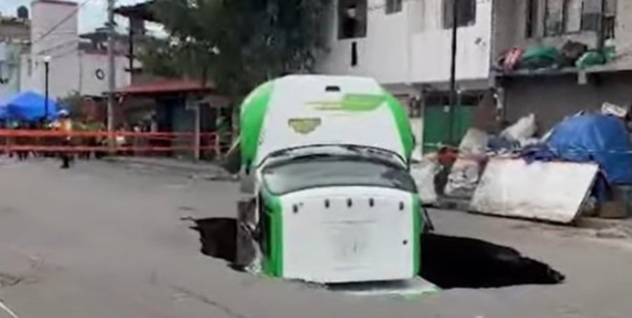 Video: un socavón “se tragó” a un camión de reparto en la ciudad de México