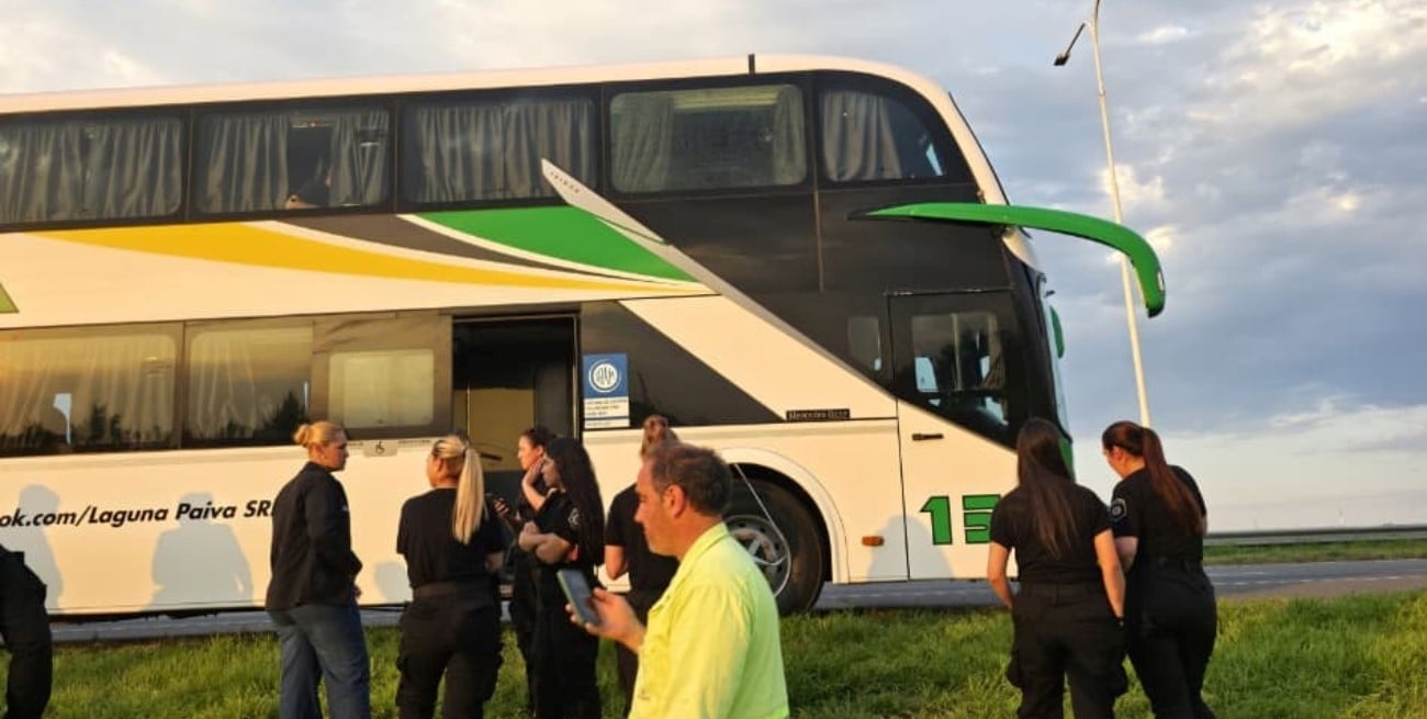 Colectivo con policías recibió un impacto de bala en plena autopista