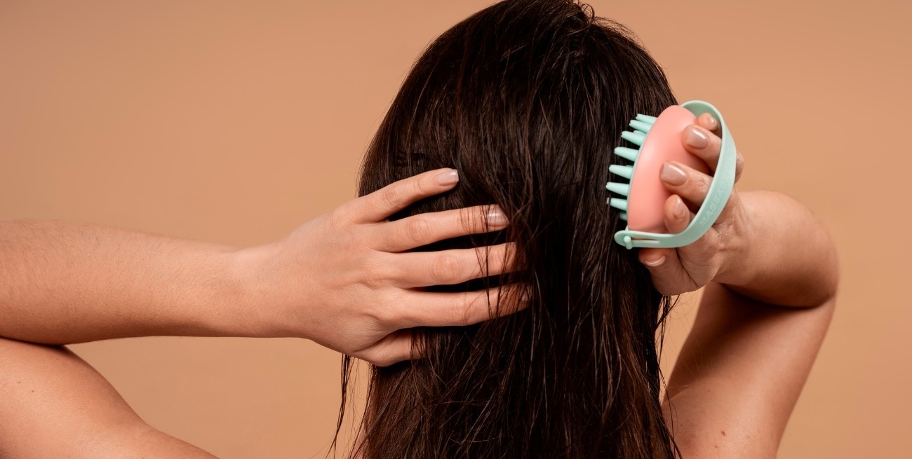 Cómo hacer un masaje capilar para un pelo más fuerte y brillante