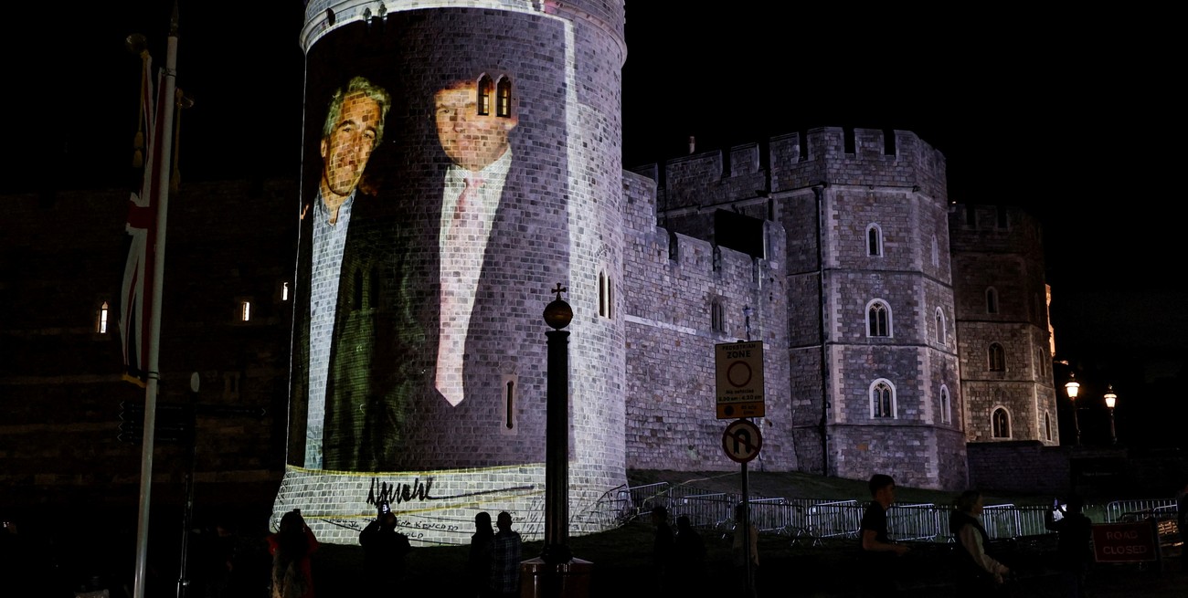 Video: activistas proyectaron fotos de Donald Trump y Jeffrey Epstein sobre los muros del castillo de Windsor