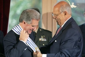 Ejemplo a imitar. Uruguay, año 2005, Jorge Batlle le coloca la banda presidencial a Tabaré Vázquez. AFP