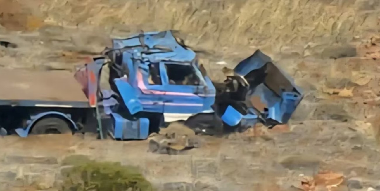 Un camión perdió los frenos y cayó 40 metros en Neuquén