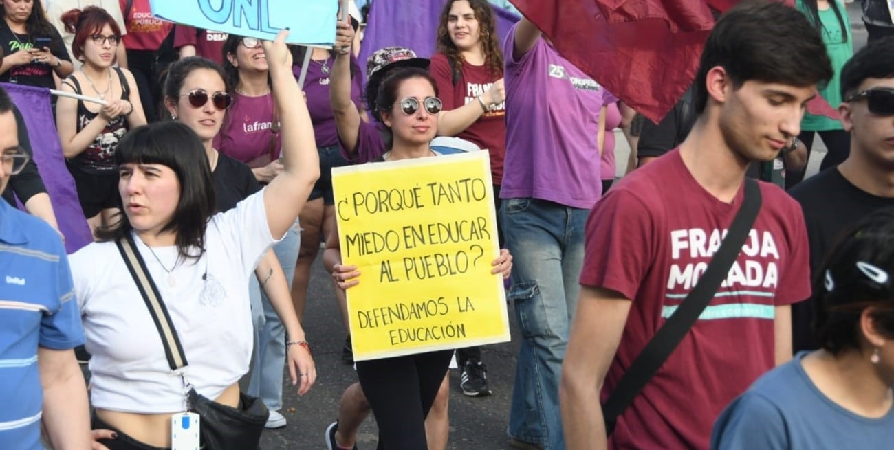 Estudiantes y docentes marcharon por las calles de Santa Fe en defensa de la Universidad Pública