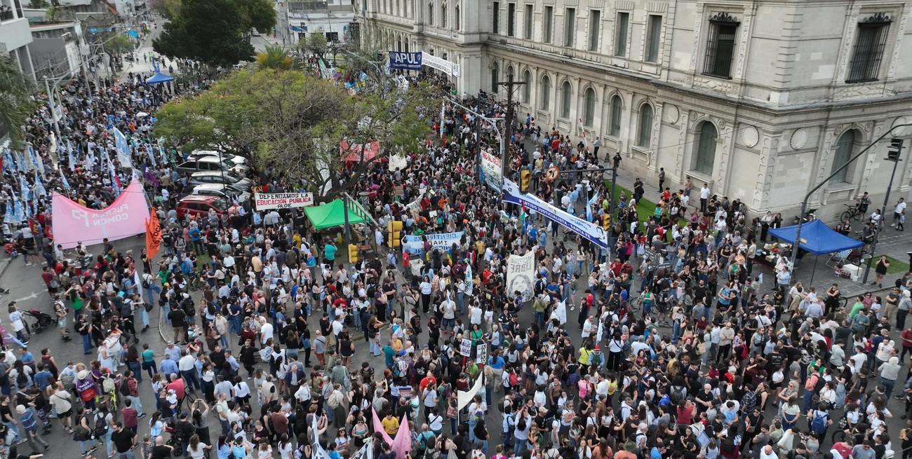 La Marcha universitaria desde el drone de El Litoral
