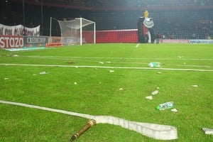Colón no pudo finalizar en norma el partido ante Mitre en el Brigadier por los disturbios. Crédito: Manuel Fabatía