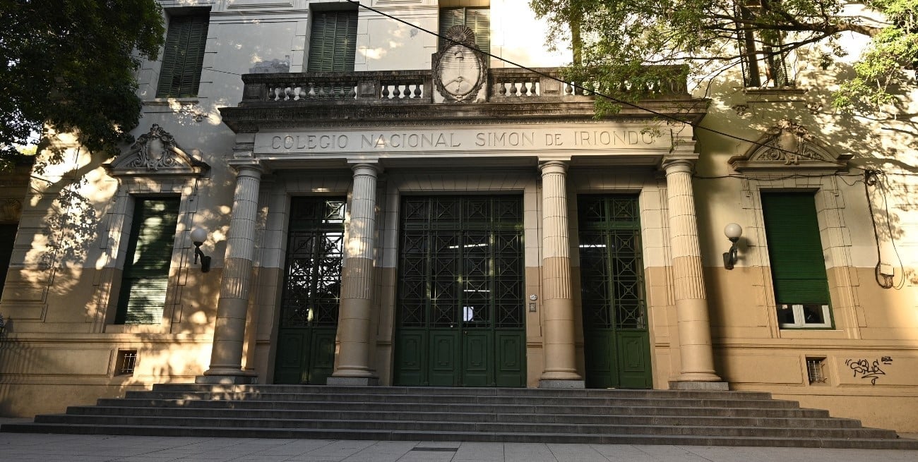 Excorresponsal de guerra visitó el Colegio Nacional para hablar sobre Malvinas