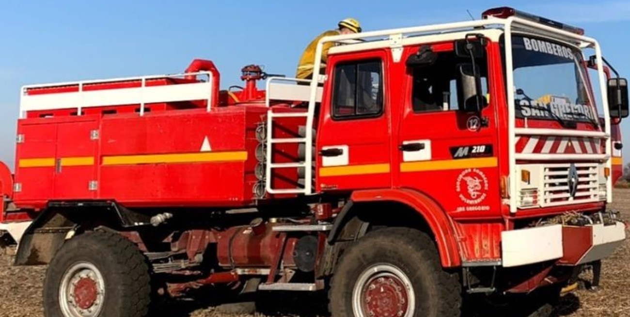 Nuevo ataque a piedrazos a Bomberos de San Gregorio mientras combatían un incendio