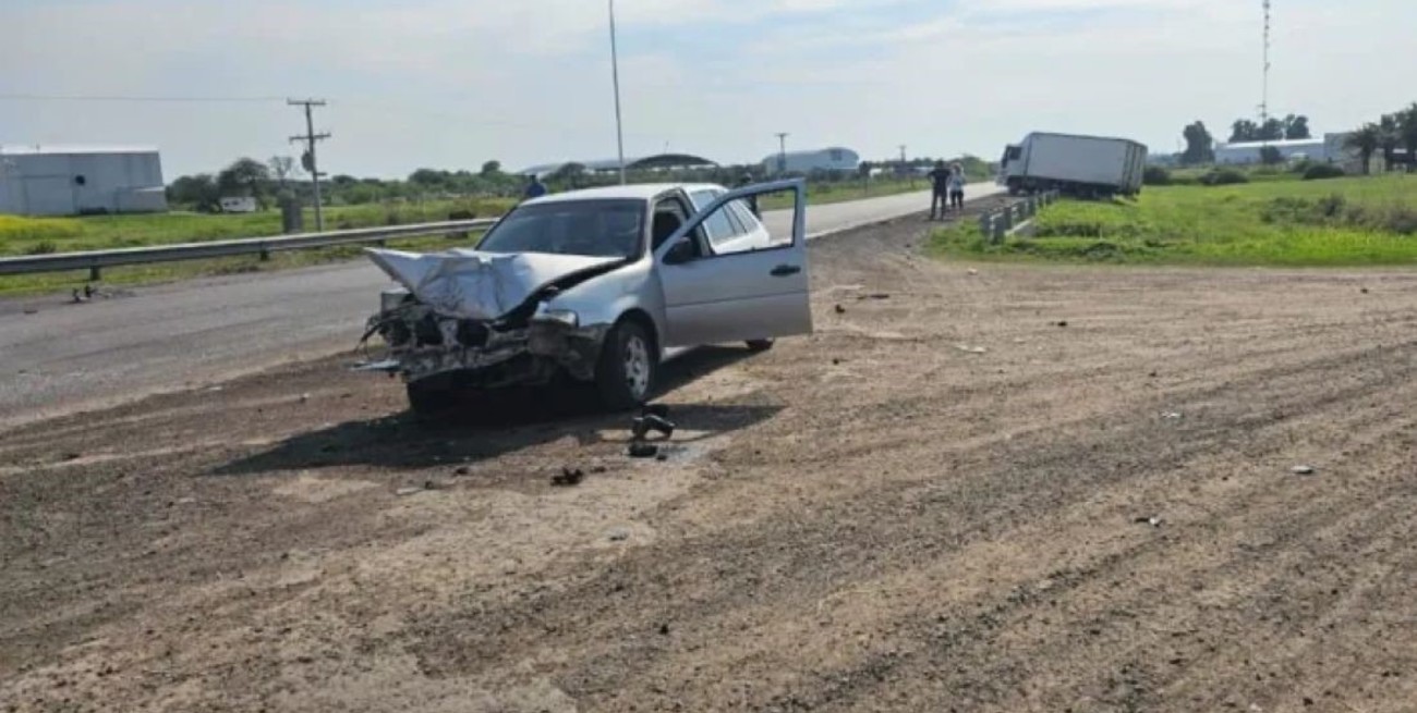 Un camión postal chocó con un auto en la Ruta 11: la conductora fue trasladada al hospital