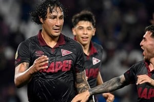 José Canale festeja su gol, que abrió el marcador.
