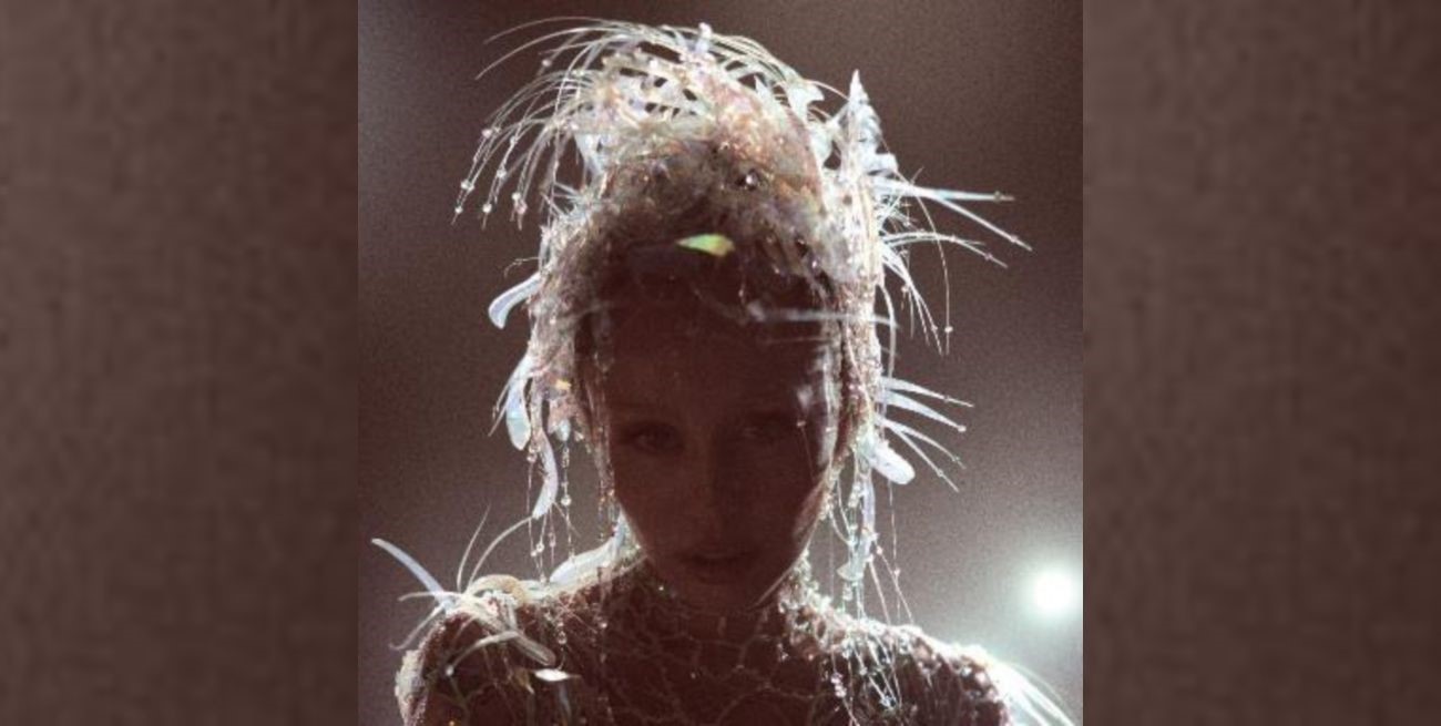 Miley Cyrus lanza "Secrets", parte de su nuevo álbum "Something Beautiful (Deluxe)"