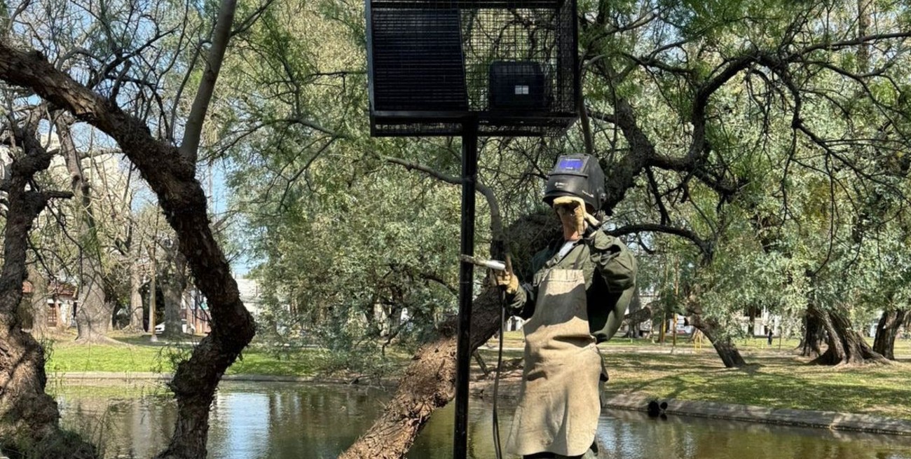 Parque Garay: el Municipio coloca paneles solares para iluminar las islas