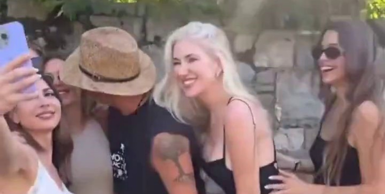 Eros Ramazzotti intentó besar a Evangelina Anderson y desató la polémica