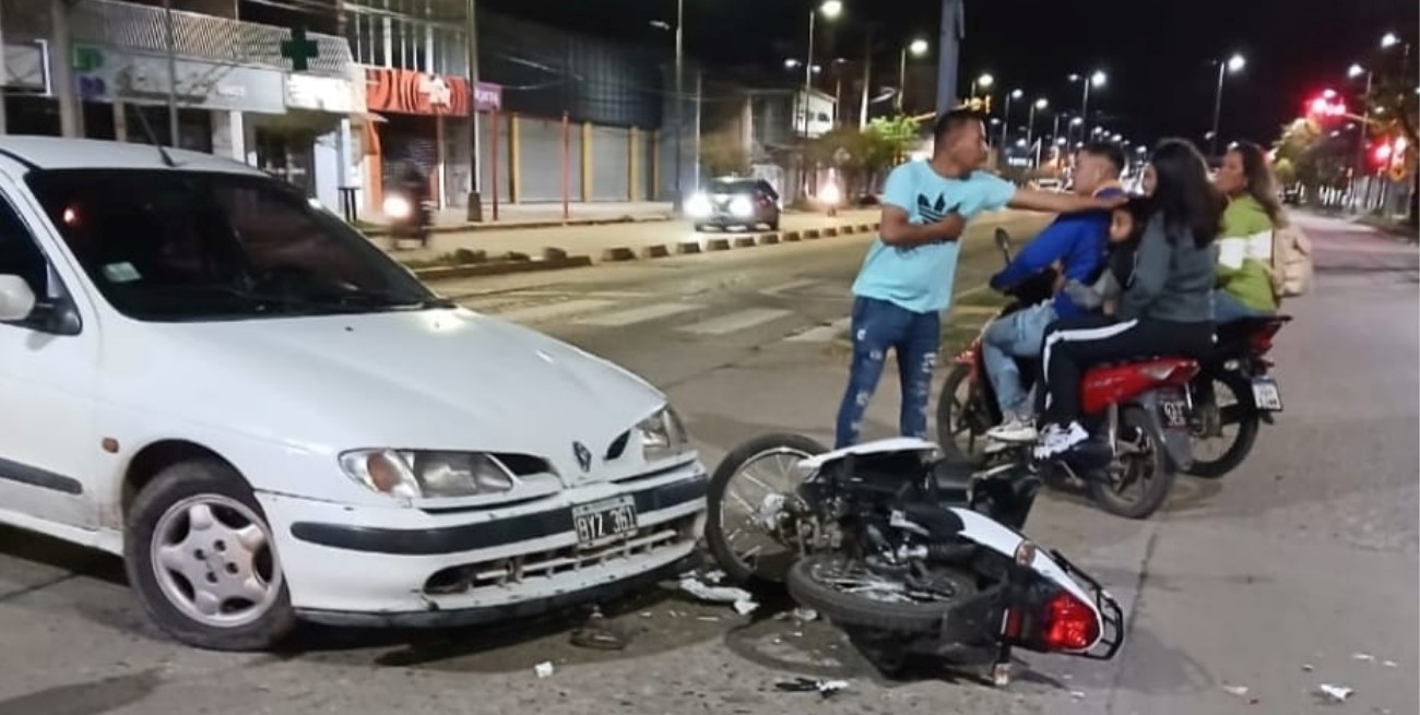 Choque en moto dejó dos heridos; uno de ellos de gravedad