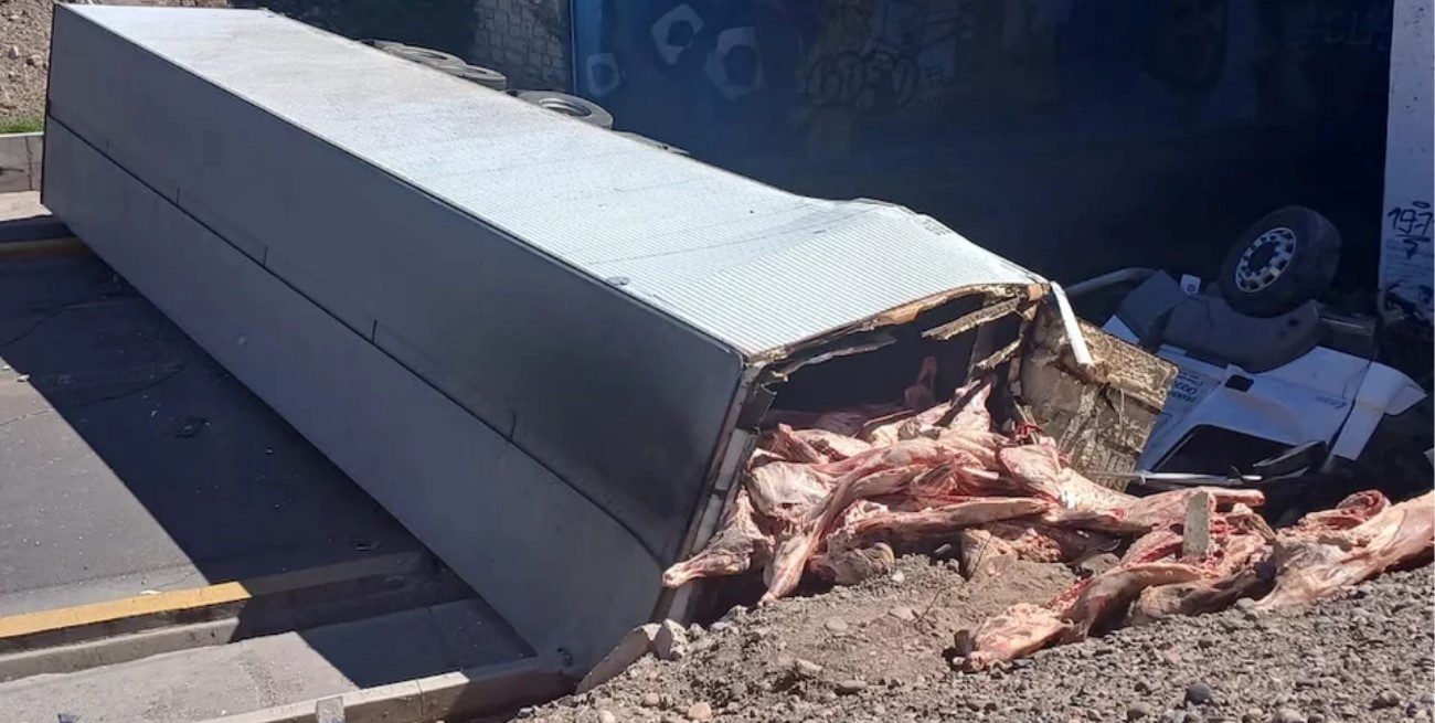Volcó un camión con carne en Mendoza y vecinos intentaron llevarse las medias reses