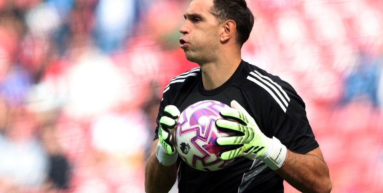 El “Dibu” Martínez fue elegido entre los 10 mejores arqueros del mundo en 2025