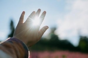 "Escapando de las sombras (...) volver a tocar la luz...."