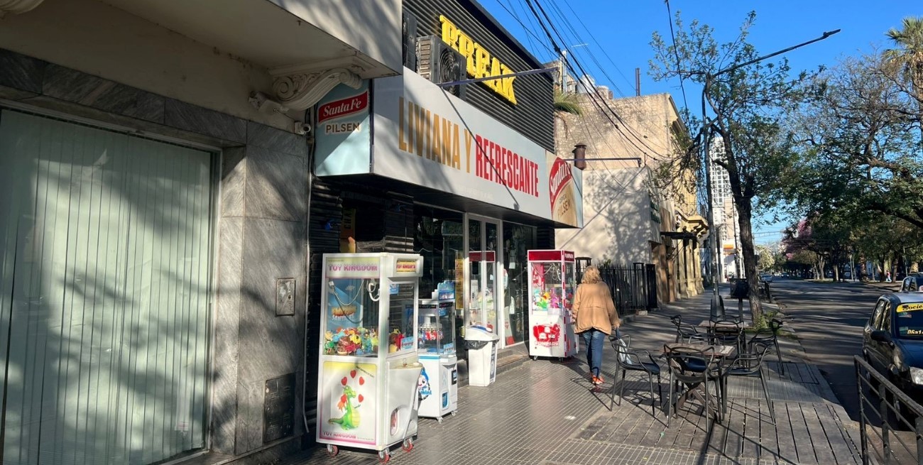Asalto en bulevar Gálvez: ladrón armado robó un kiosco y escapó
