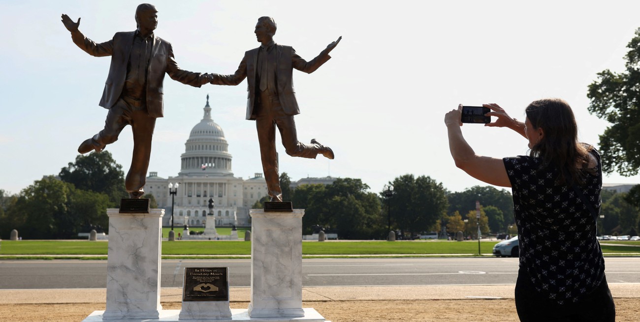 Estados Unidos: instalaron una estatua de Trump y Epstein frente al Capitolio