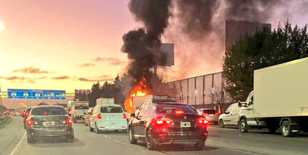 Un camión se incendió en la Panamericana y provocó demoras en el tránsito