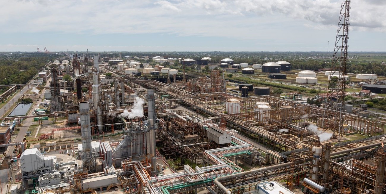 YPF superó el récord de procesamiento de crudo en la refinería de La Plata