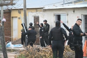 Se vivieron momentos de tensión la mañana del 1 de agosto en la vivienda del atrincherado. Foto: Flavio Raina