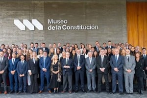 La "foto de familia", en el ingreso al Museo de la Constitución de Santa Fe. Foto: Carolina Niklison