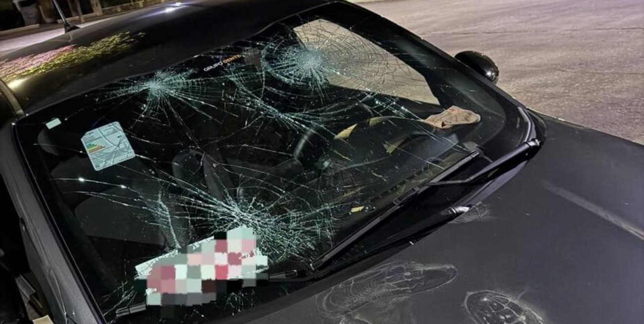 Les pidió que dejen de hacer ruido y le reventaron el parabrisas