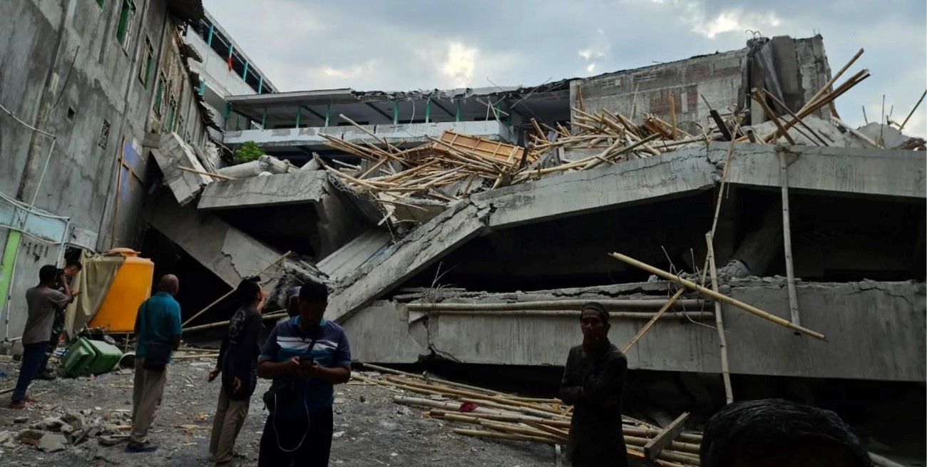 Indonesia: se derrumbó un internado mientras los estudiantes rezaban