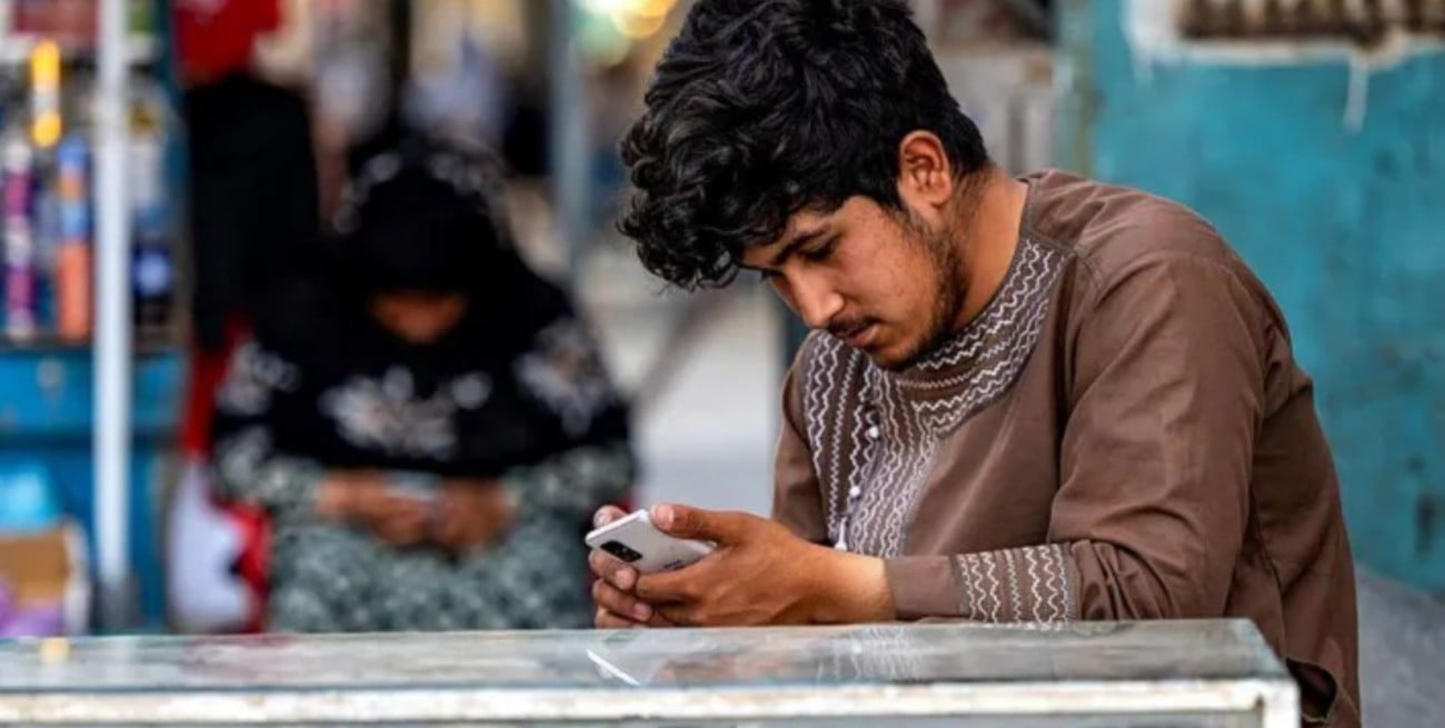 Afganistán: el régimen talibán cortó las conexiones de fibra óptica y dejó sin internet a todo el país