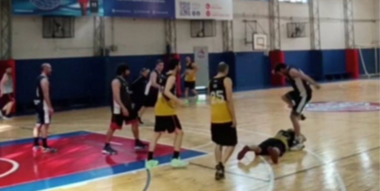 Brutal agresión en Buenos Aires: le pisó la cabeza a un rival y fue expulsado de por vida