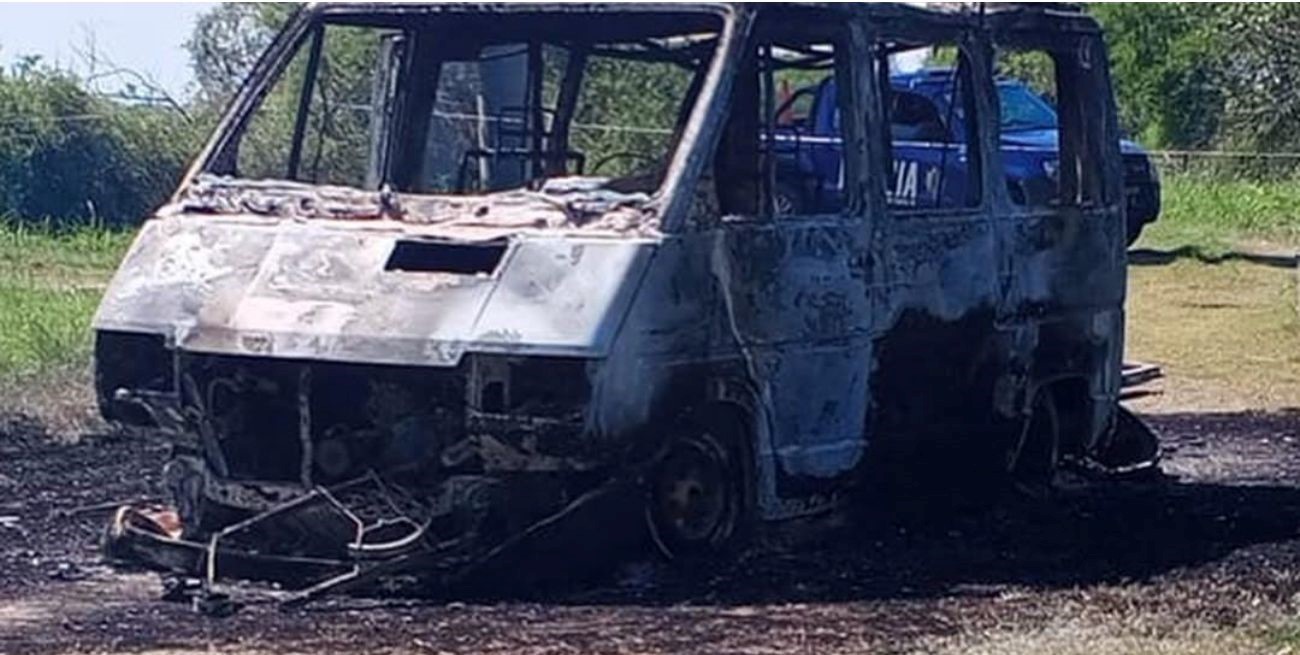 Colonia San José: hallan una Trafic quemada con restos humanos en su interior