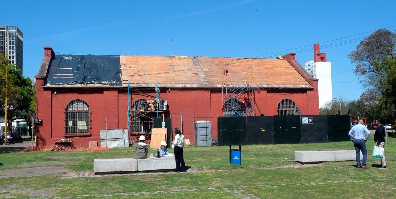Cambian el techo de un antiguo galpón ferroviario, hoy usado como oficina pública
