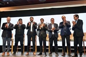 El gobernador de Santa Fe acompañado por sus partes durante el acto en el Hotel Rayentray.