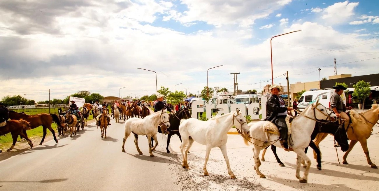 Carruajes, capillas y tradición: la caravana que une a Las Colonias