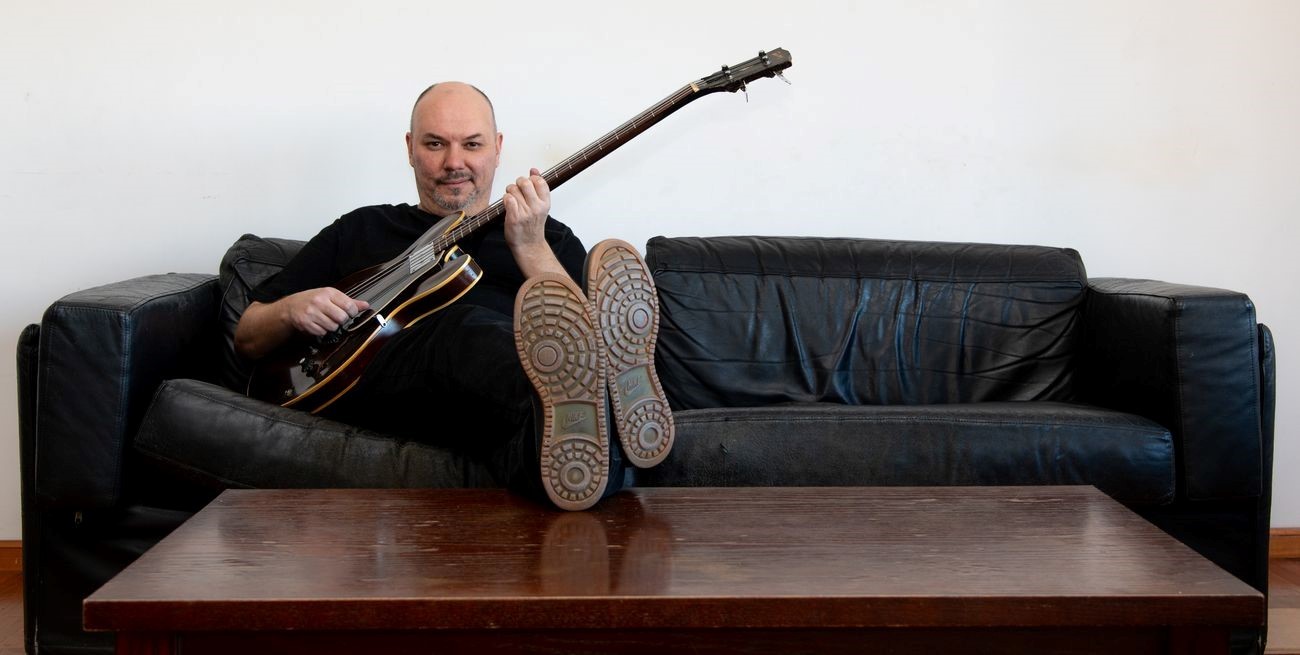 Un manual para ir a la luna con un bajo Gibson del 67
