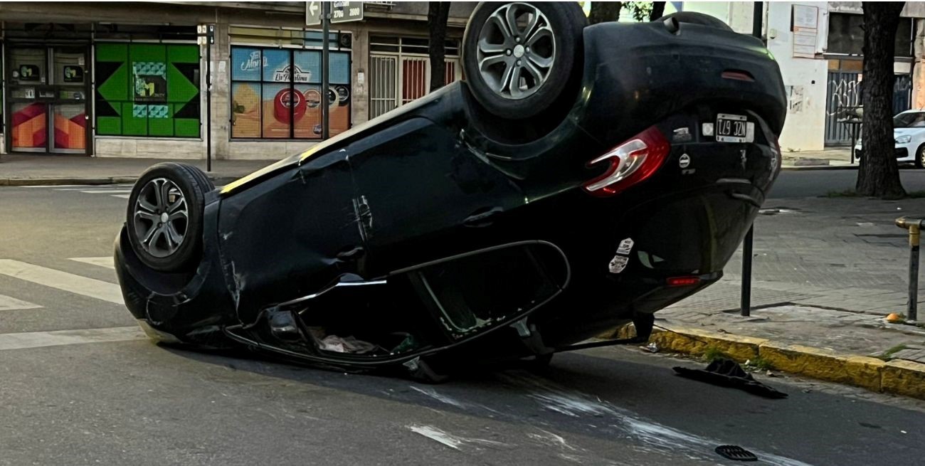 Impactante vuelco dejó como saldo dos personas lesionadas
