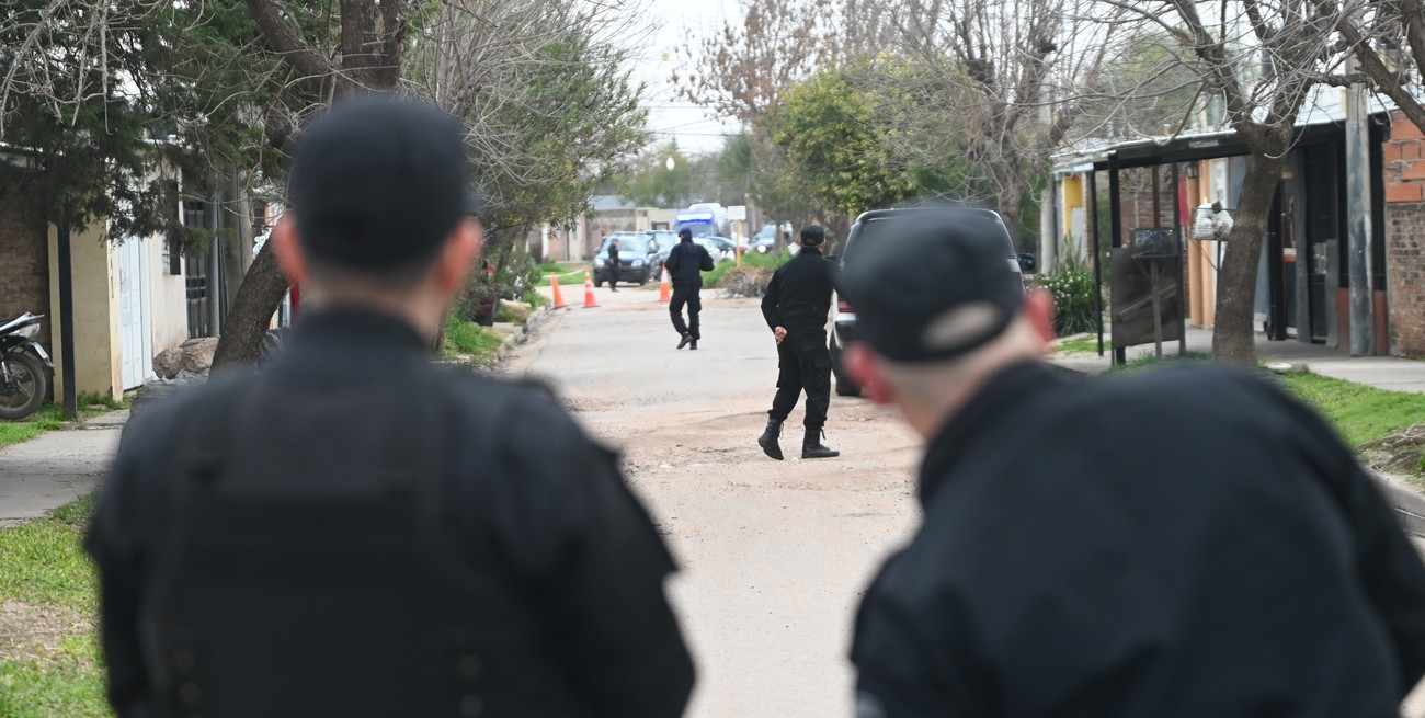 Tensión y peligro: una mujer policía se atrincheró en su casa en la zona norte de Santa Fe