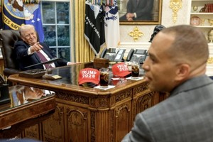 Trump y las gorras de 2028, en plena disputa con los líderes opositores de ambas cámaras del Congreso. Crédito: Truth Social