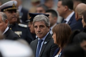El ministro Caputo visitó la Rural de Palermo y descartó anuncios sobre retenciones. Resaltó la importancia del campo y otros sectores en la economía nacional. Foto: Archivo / REUTERS / Cristina Sille.